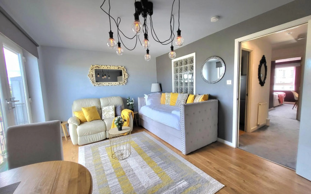 4 Separate Beds, Sleeps 6, Beautiful 2 bed Apt