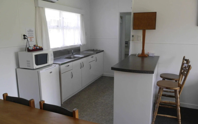 Raglan Palm Beach Motel