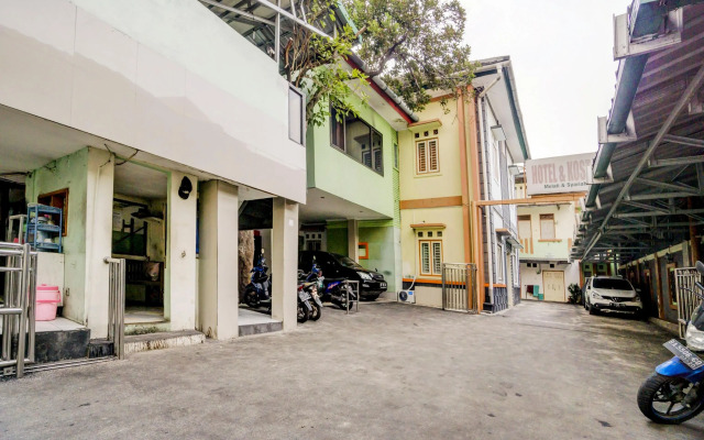 Hotel & Kost 37 by Oyo Rooms