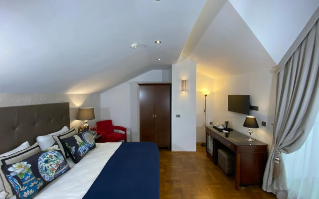 Four Doors Hotel - Image 4
