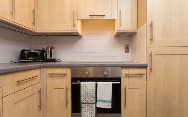 2 Bedroom Flat by Battersea Park