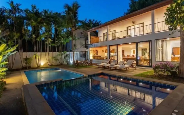 CoconutPalmsJacuzzipoolhugeproperty v136