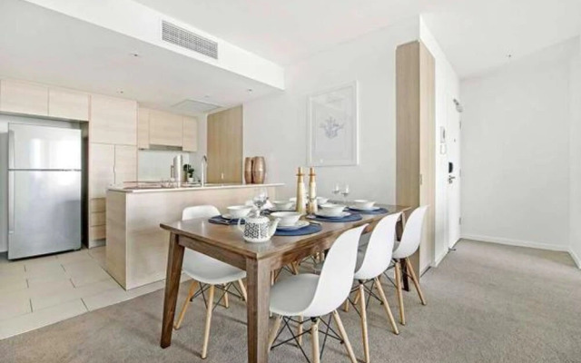 Broadbeach 2 Bedroom FREE WIFI, Netflix & Parking