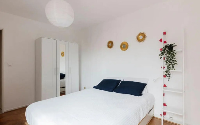 Nicolas III, parking privé, Netflix, balcon