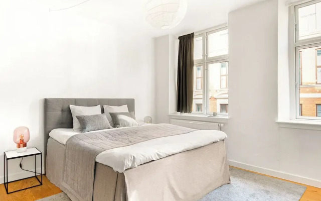 Sanders Leaves - Charming 3-bdr Apt With City View