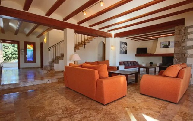 Private 4-bedroom Villa w/ Pool, Summer Kitchen & Expansive Living Space
