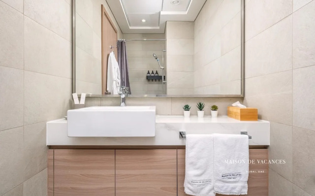 Large Balcony Studio 10 Minutes From Dubai Mall