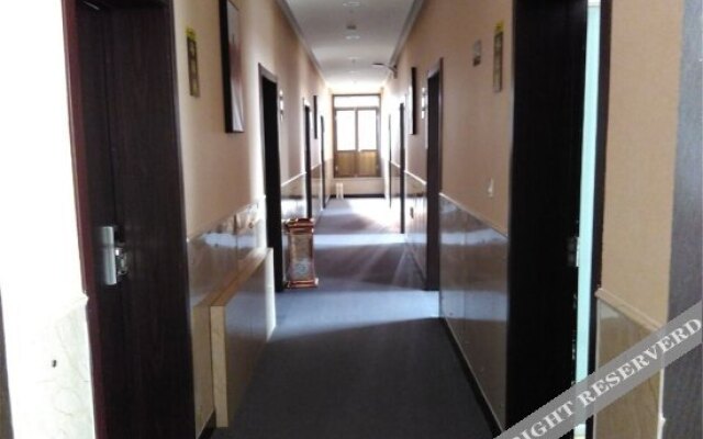 Xinjin Hotel (Cangzhou Qiantong Avenue Yanbai Shopping Plaza)