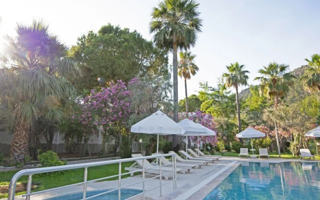 Chillos Beach Hotel & Lounge