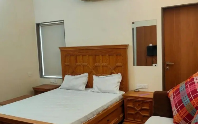 Hotel Milan Gurukul Road