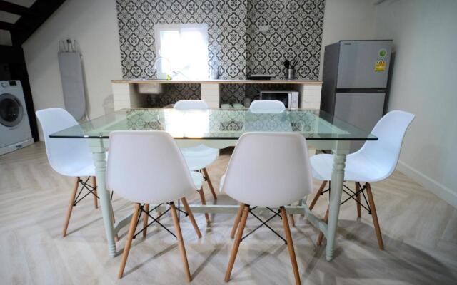 Silom Apartment Close to BTS +WIFI+Netflix