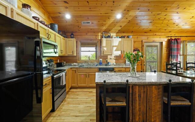 A Wolf's Den Gatlinburg