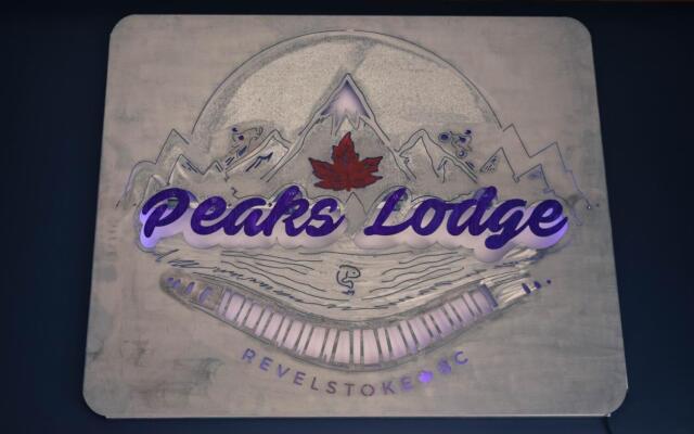 Peaks Lodge