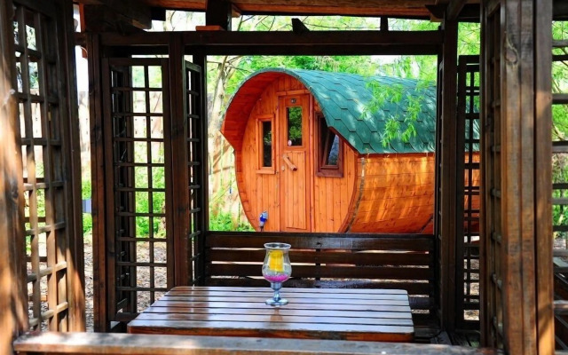 Mini Hotel Übernachten Im Gurkenfass