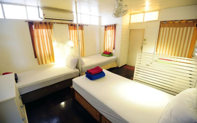 Phi Phi October House