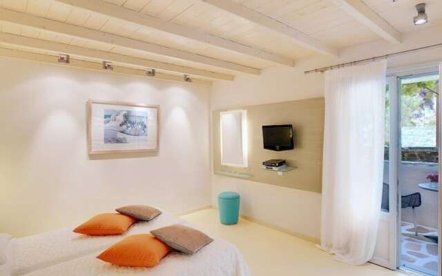 Iria Beach art hotel