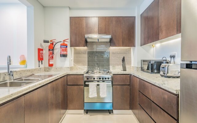 Charming Tropical Apartment Minutes To Dubai Mall