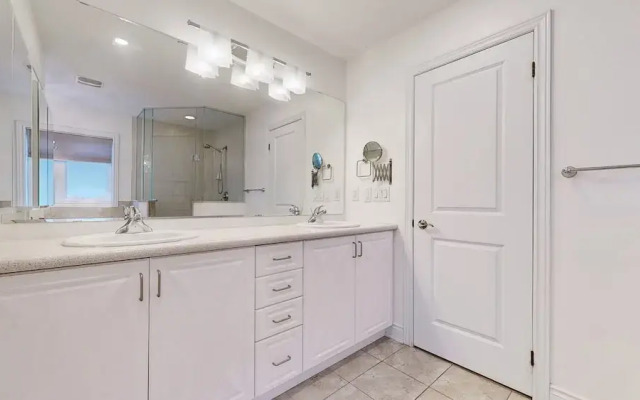 Luxury Retreat Modern Spacious 4 Bedroom Home