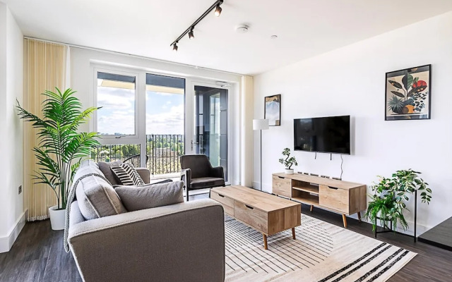 Sleek and Stylish 9th Floor Apartment