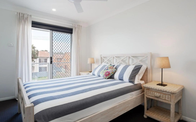 'Birubi Breezes', 2/7 Fitzroy St - Large Duplex with Air Conditioning, WIFI & only 5 minute walk to the beach – Guest Rooms – Anna Bay