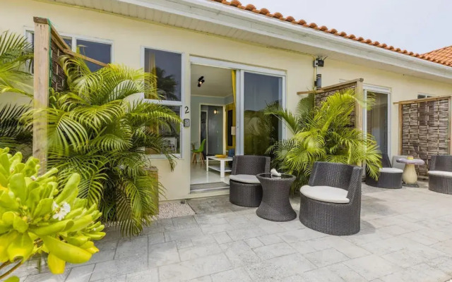 Poolside 1-bed Near Palm Beach