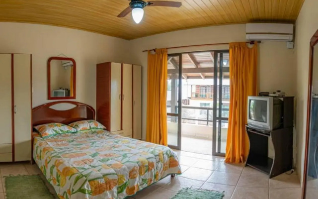 Casa 100m da praia, 10 pessoas, 3 quartos