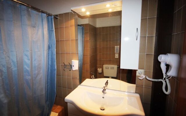 The Penny Pincher Inn - Hostel
