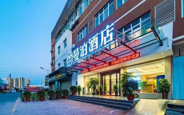 Manbo Hotel (Yichang Wuyue Plaza actually Home Store)