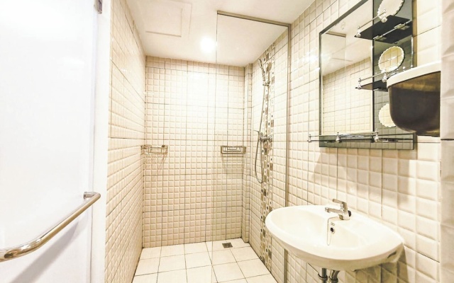 Neat Studio At De Prima Apartment
