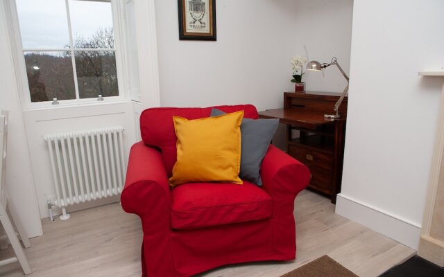 Bright 1 Bedroom Apartment With Views in Bath