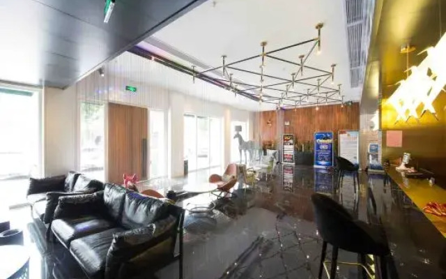 Huzhou Manani Hotel (Zhili Golden Coast Children's Clothing City)