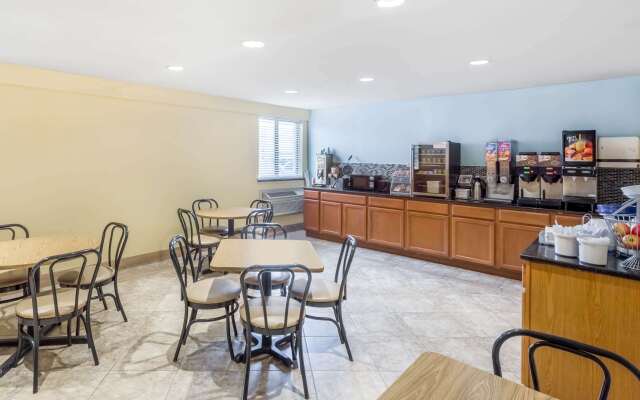 Super 8 by Wyndham Wichita Airport