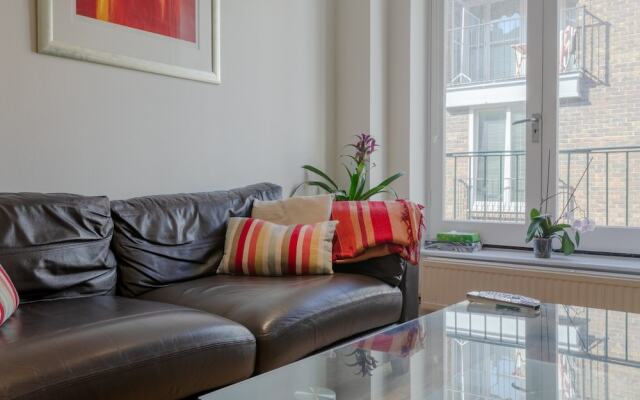 2 Bedroom House in Maida Vale With Balcony