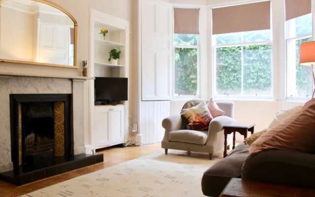 Spacious 2 Bedroom Flat Near Edinburgh New Town
