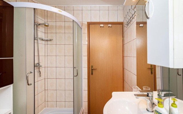 Nice Apartment in Rovanjska With 2 Bedrooms and Wifi