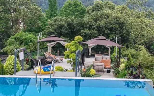 Liuhe Bisu Hot Spring Hotel (Qingcheng Mountain store)