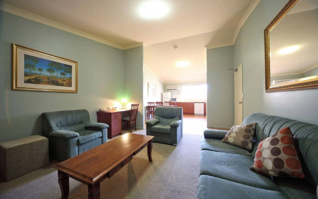 Emerald Explorers Inn