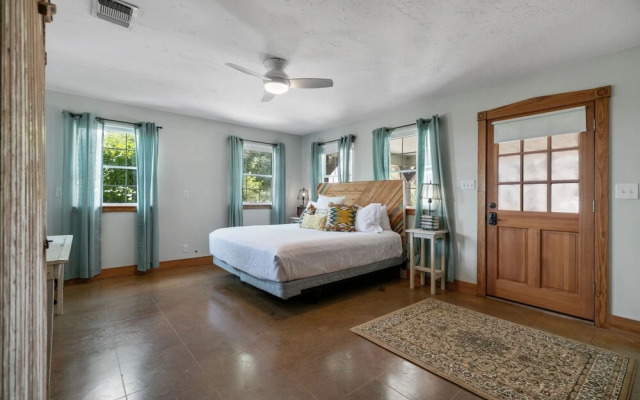 New! Gorgeous Home W/grill&views!