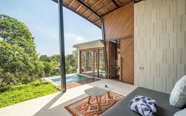 Stunning 2-br Penthouse With View, 800m to Beach