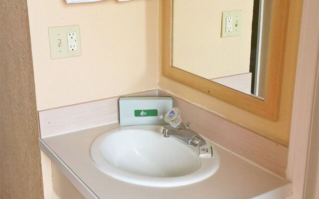 Portland Value Inn & Suites