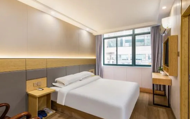 Pengyi Hotel (Shanghai No.9 People's Hospital Xizang South Road Subway Station)