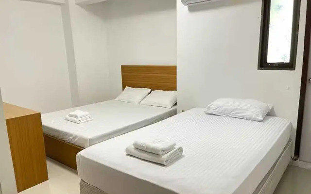 OYO 75577 Palace Hostel