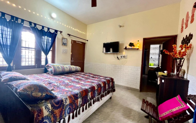 Cheerful 2 BHK Home With Free Parking & Nature View