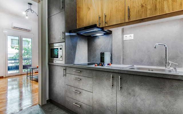 Modern and Stylish Renovated Flat, next to Metro