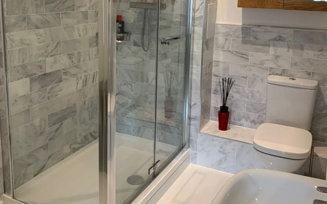 Chic London Apartment - Saint Clements Retreat