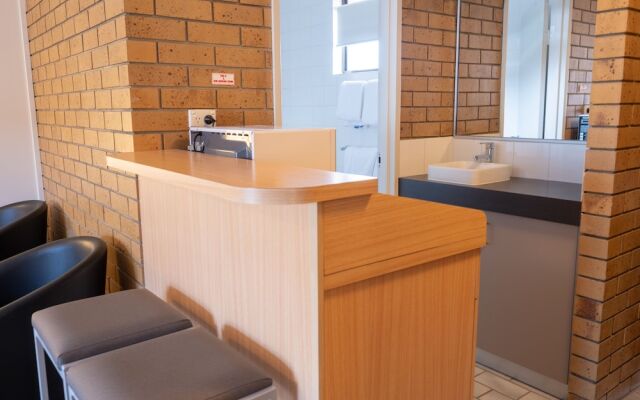 Airport Admiralty Motel