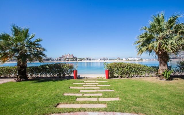 Prvt Pool Beach in Luxury Palm Jumeirah Villa