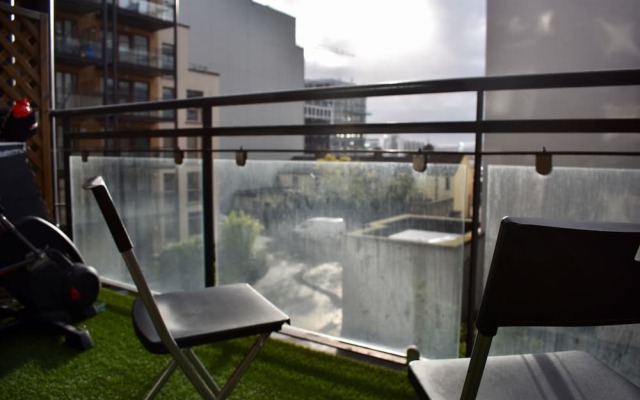 Artistic 1 Bedroom Apartment With Balcony Ifsc
