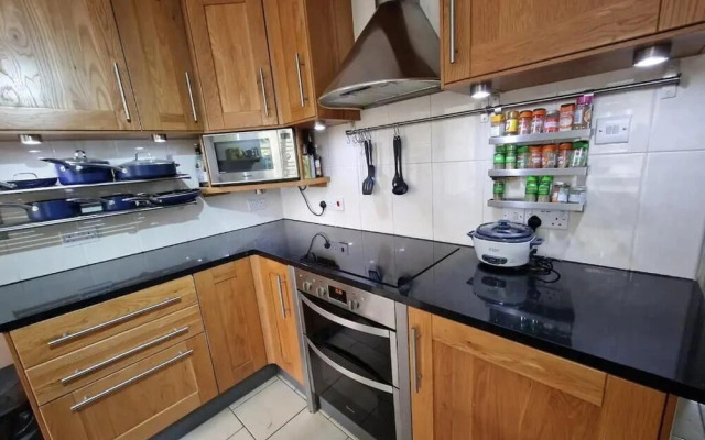 Spacious 6-bed house - 12 mins Gatwick