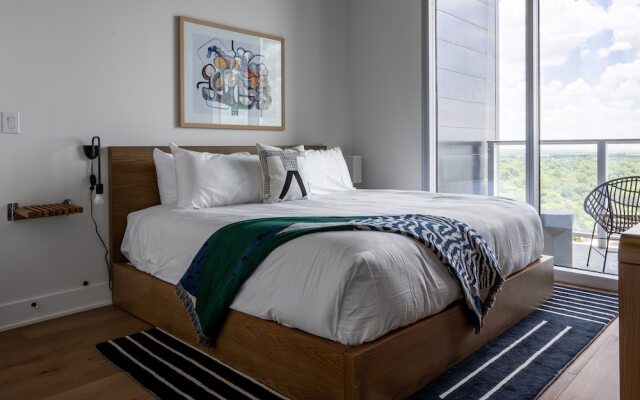 20th floor condo with pool on Rainey St by Locale